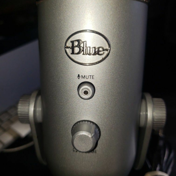 🎉HOST PICK🎉 Blue Yeti USB Microphone - Picture 3 of 9